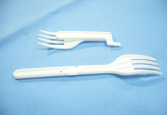 힘을 죄는 플라스틱 접히는 포크 에너지 절약 사출 성형 기계 1800KN
